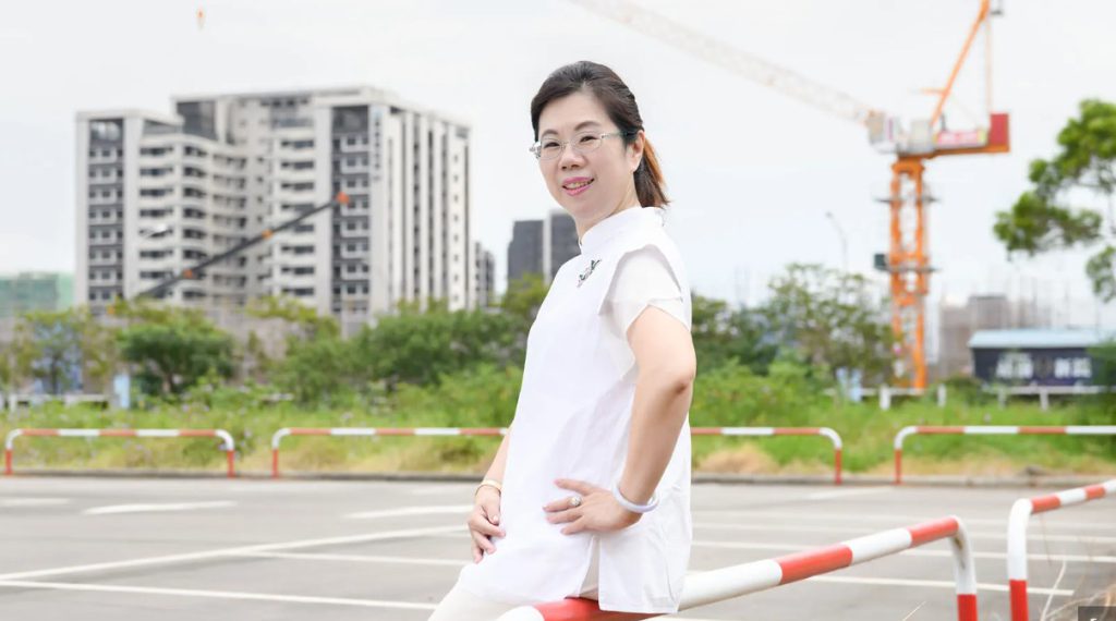 Featured image for “20250527銘傳人｜稱霸高空機械王國 創下塔吊女王傳奇｜宇球國際興業公司董事長曹蕥蘭校友”